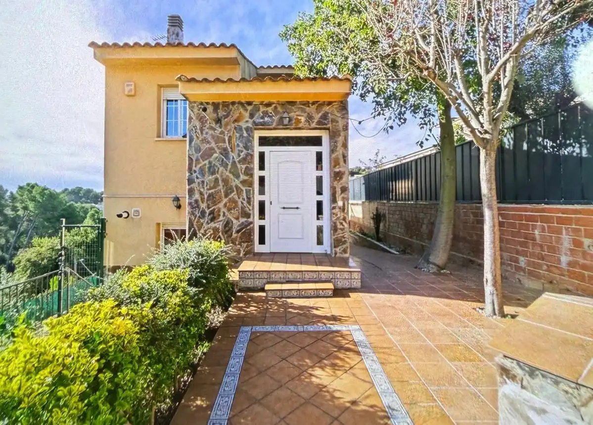 Vista exterior de Casa o xalet en venda en Rubí amb Aire condicionat, Calefacció i Jardí privat