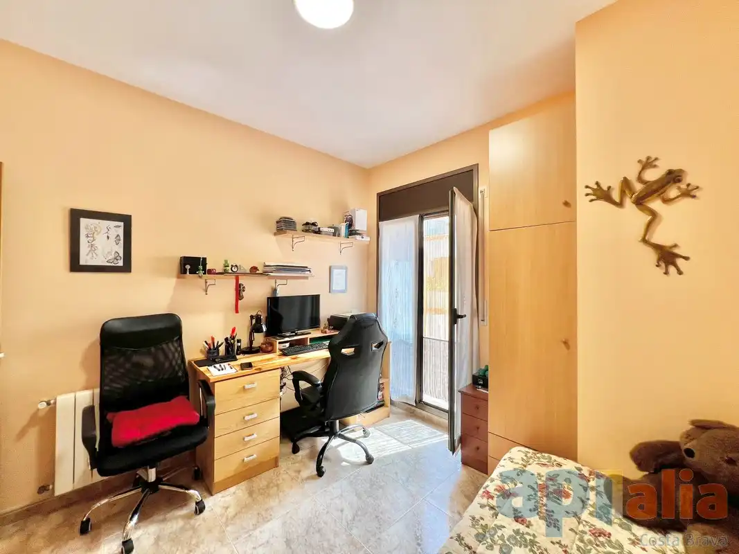 Schlafzimmer von Einfamilien-Reihenhaus zum Verkauf in Palamós mit Klimaanlage, Heizung und Terrasse