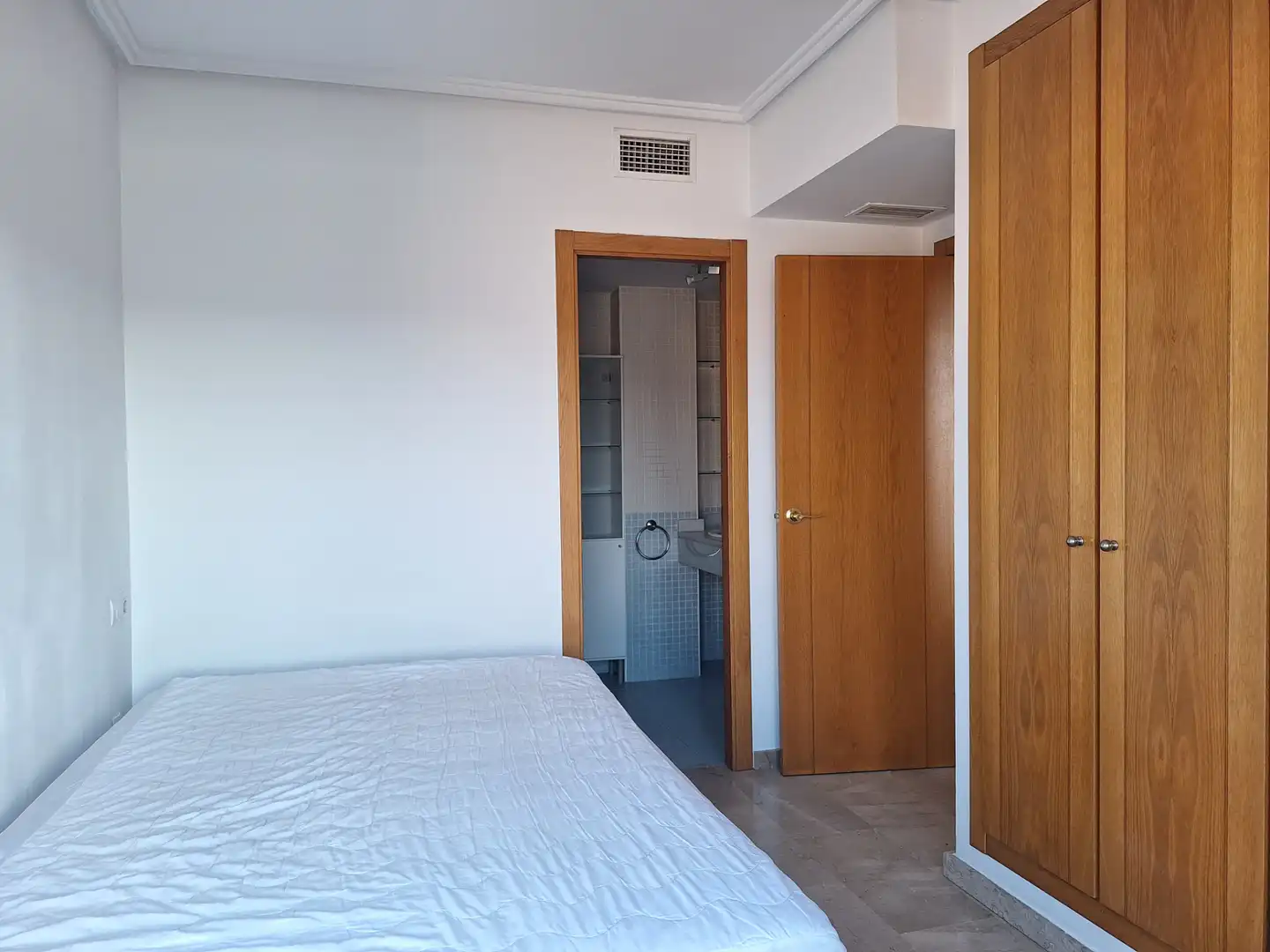 Schlafzimmer von Dachboden zur Miete in Valencia mit Klimaanlage, Heizung und Terrasse