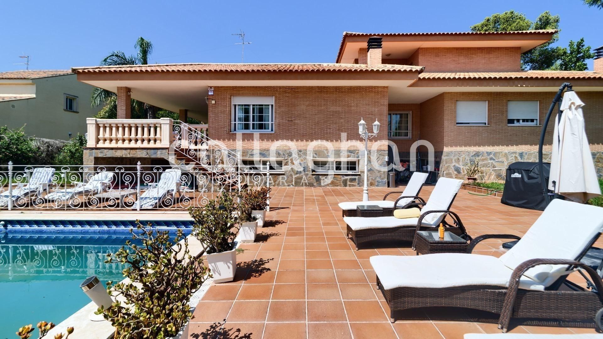 Exterior view of House or chalet for sale in Serra  with Air Conditioner, Heating and Private garden