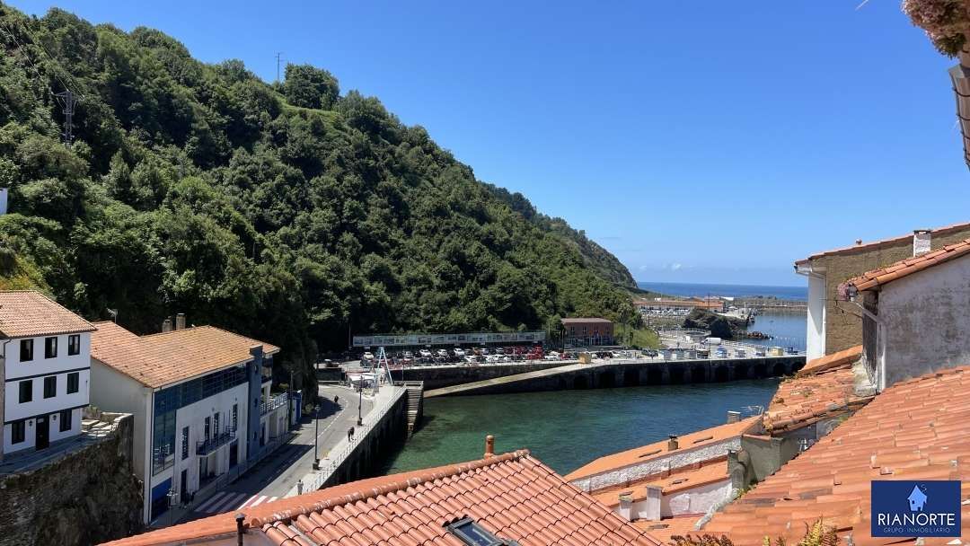 Vista exterior de Casa o xalet en venda en Cudillero amb Terrassa