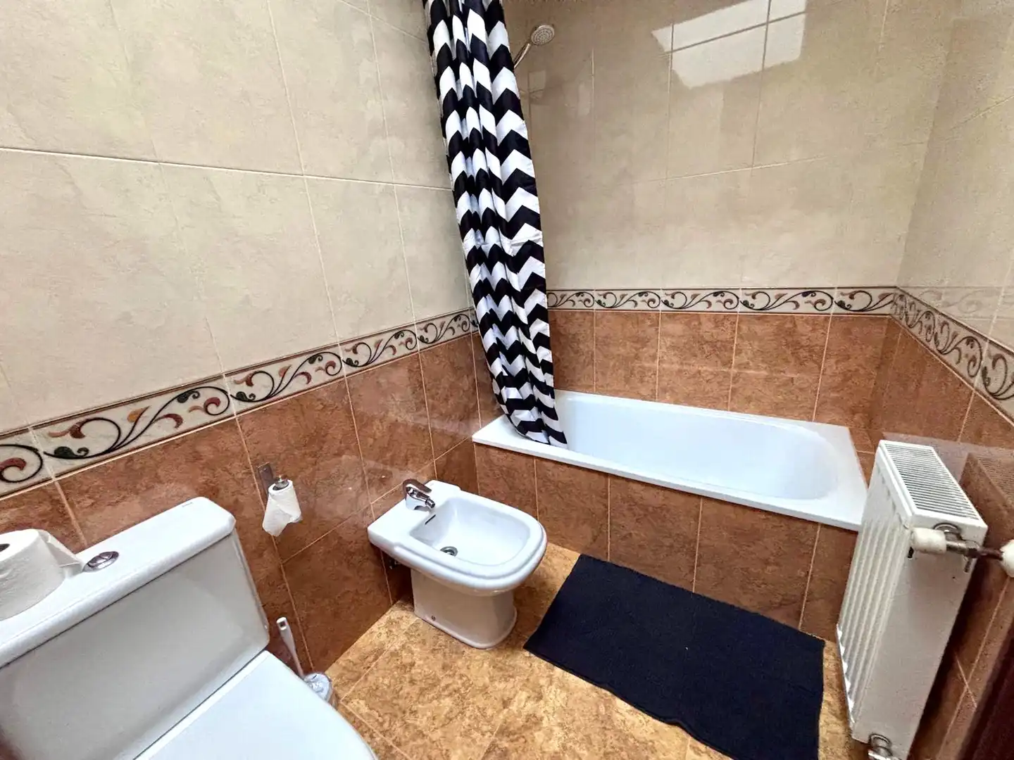 Badezimmer von Wohnungen zur Miete in Gijón  mit Heizung, Parkett und Abstellraum