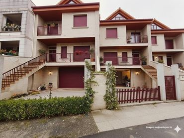 Terraced house with balcony for sale in Teis
