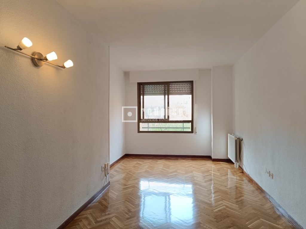 Bedroom of Flat to rent in  Madrid Capital  with Heating, Parquet flooring and Terrace