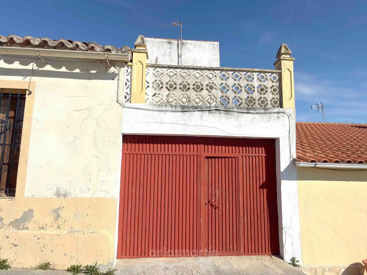 Vista exterior de Casa o xalet en venda en Vecinos amb Terrassa i Moblat