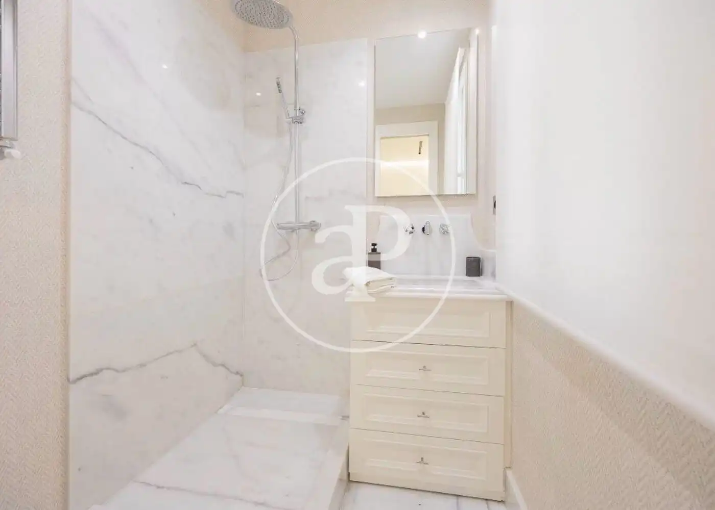 Bathroom of Flat for sale in Madrid  with Air Conditioner, Heating and Storage room