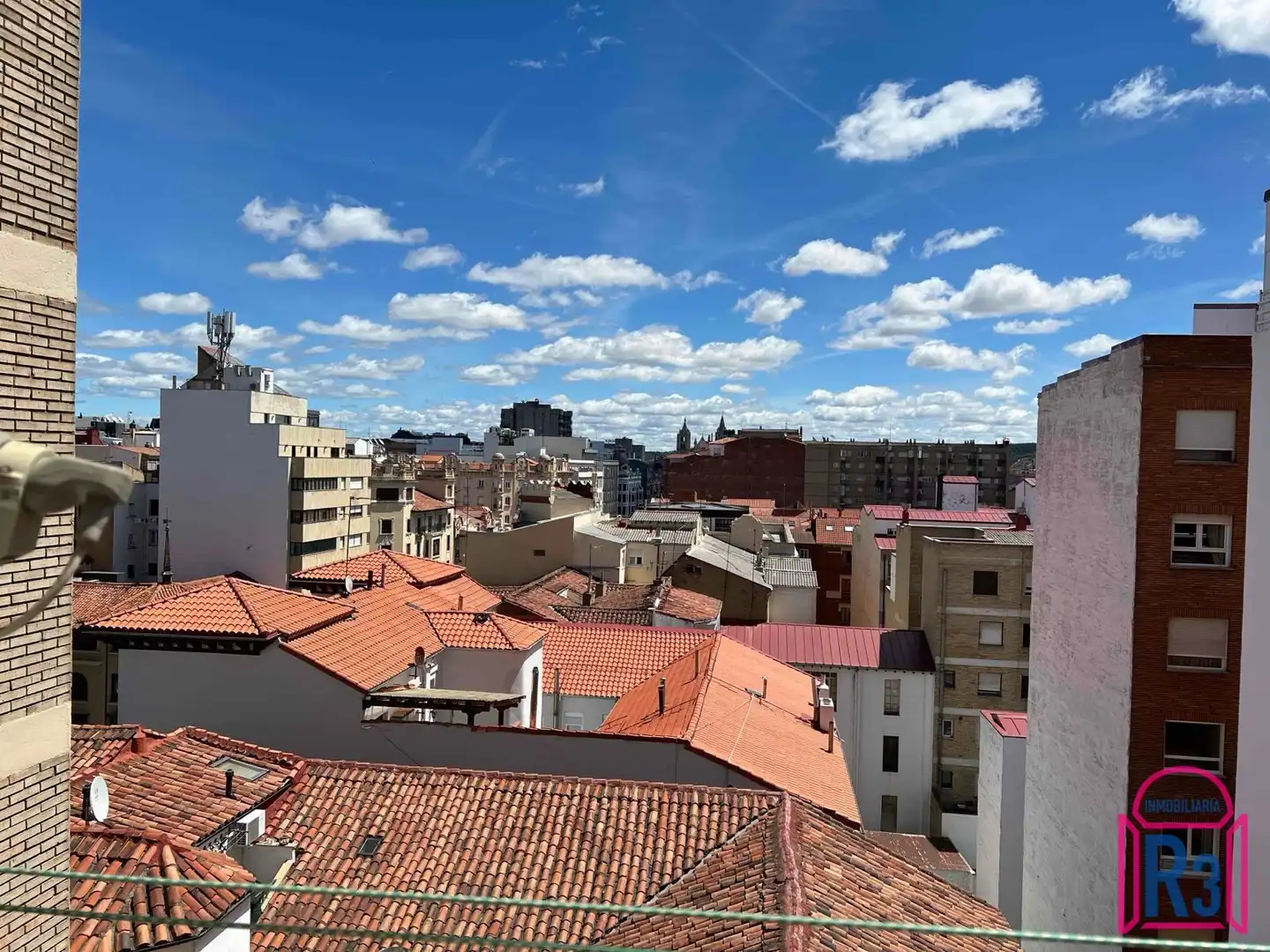 Vista exterior de Àtic en venda en León Capital  amb Calefacció i Terrassa