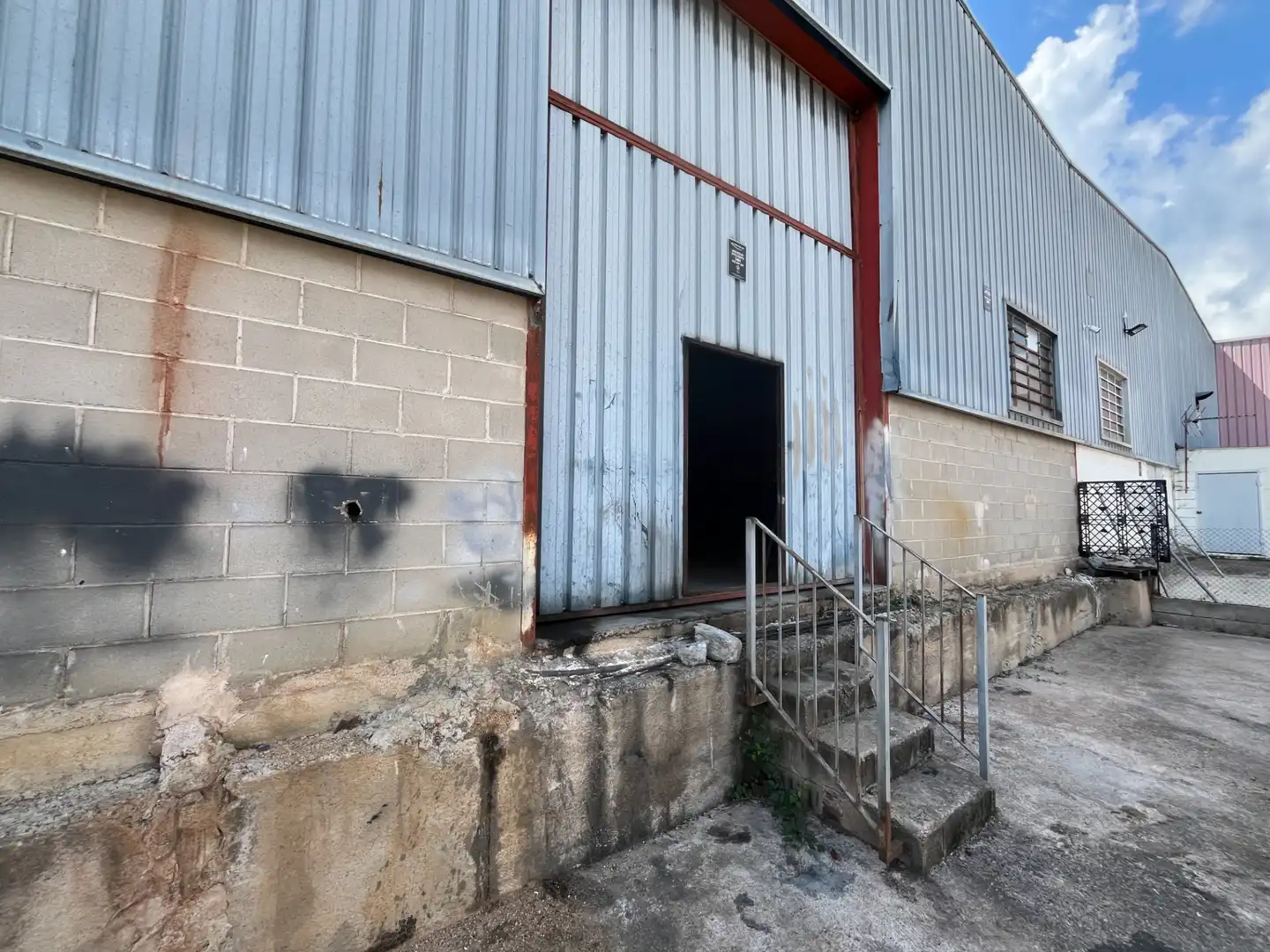 Außenansicht von Fabrikhallen zum Verkauf in Sils, Girona