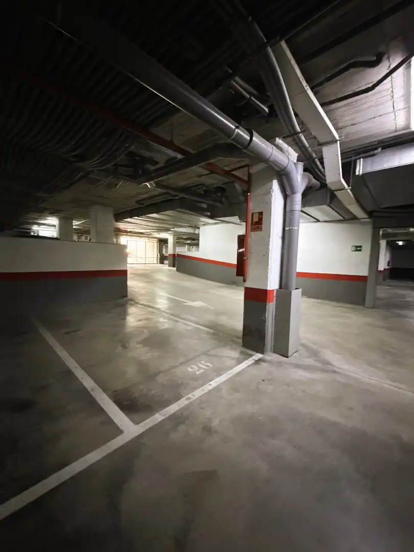 Parking de Dúplex en venta en Madrid con Aire acondicionado, Calefacción y Piscina comunitaria
