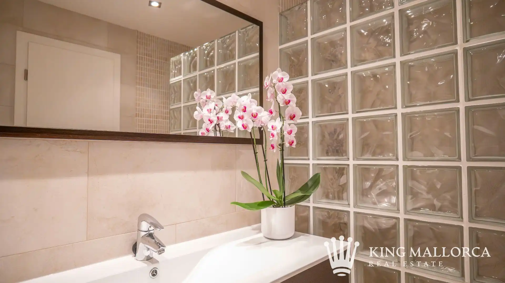 Badezimmer von Einfamilien-Reihenhaus zum Verkauf in Calvià mit Klimaanlage, Heizung und Privatgarten