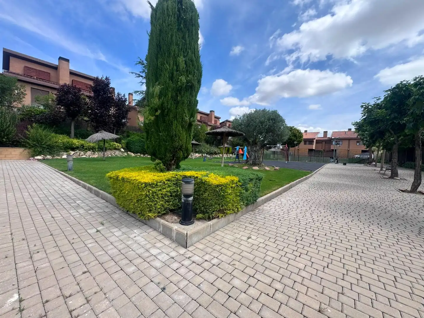 Jardín de Casa adosada en venta en Yebes con Calefacción, Balcón y Piscina comunitaria