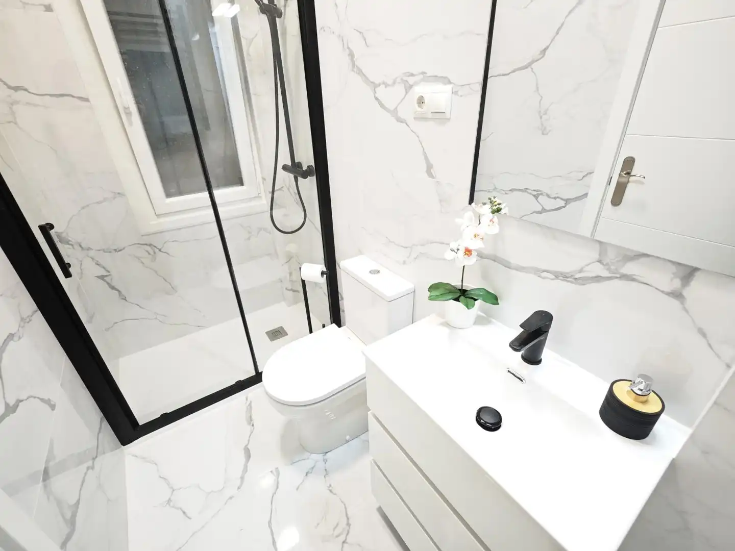 Baño de Piso en venta en Bilbao  con Calefacción, Trastero y Amueblado