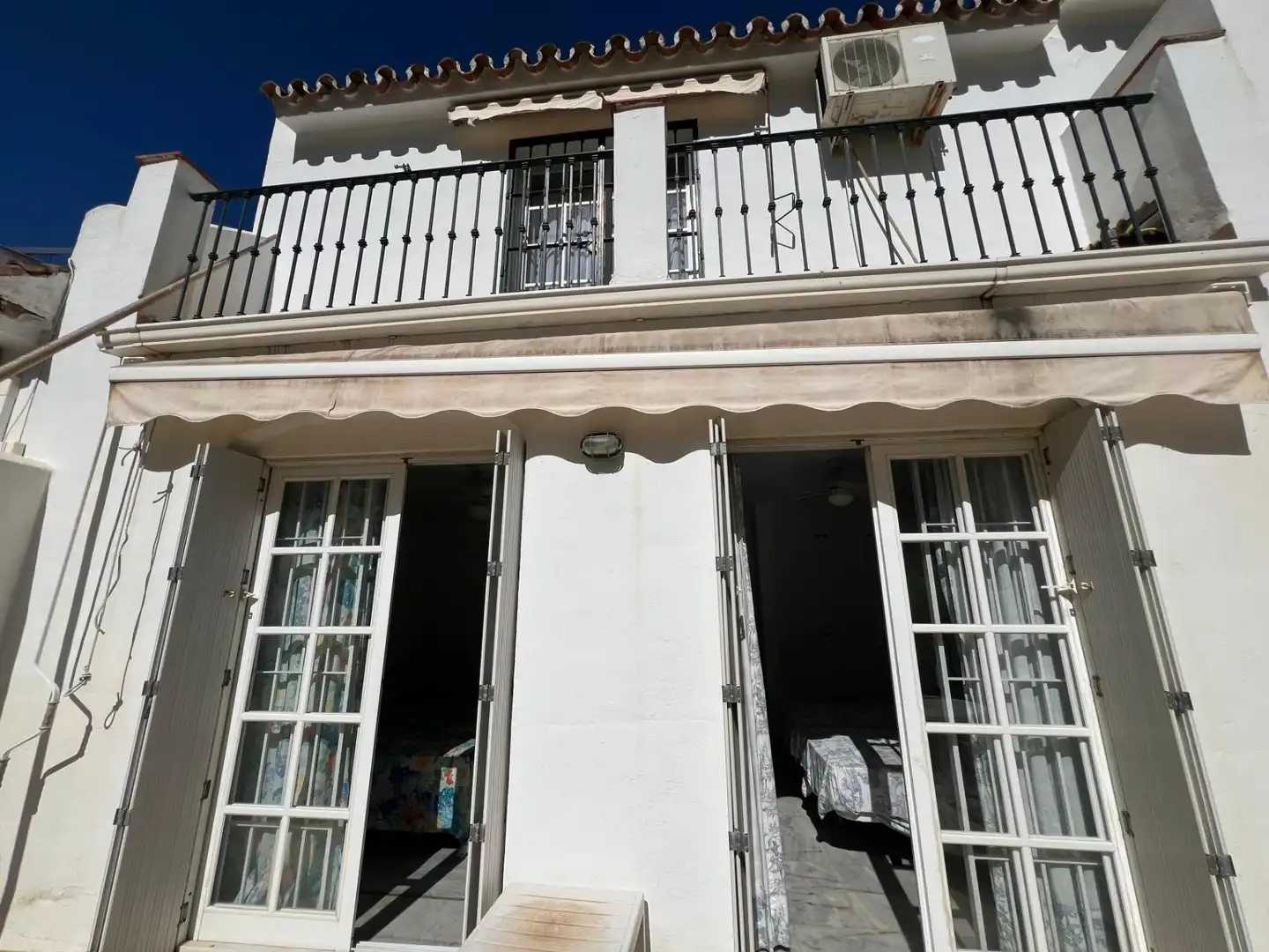 Vista exterior de Casa adosada en venda en Fuengirola amb Aire condicionat, Jardí privat i Terrassa