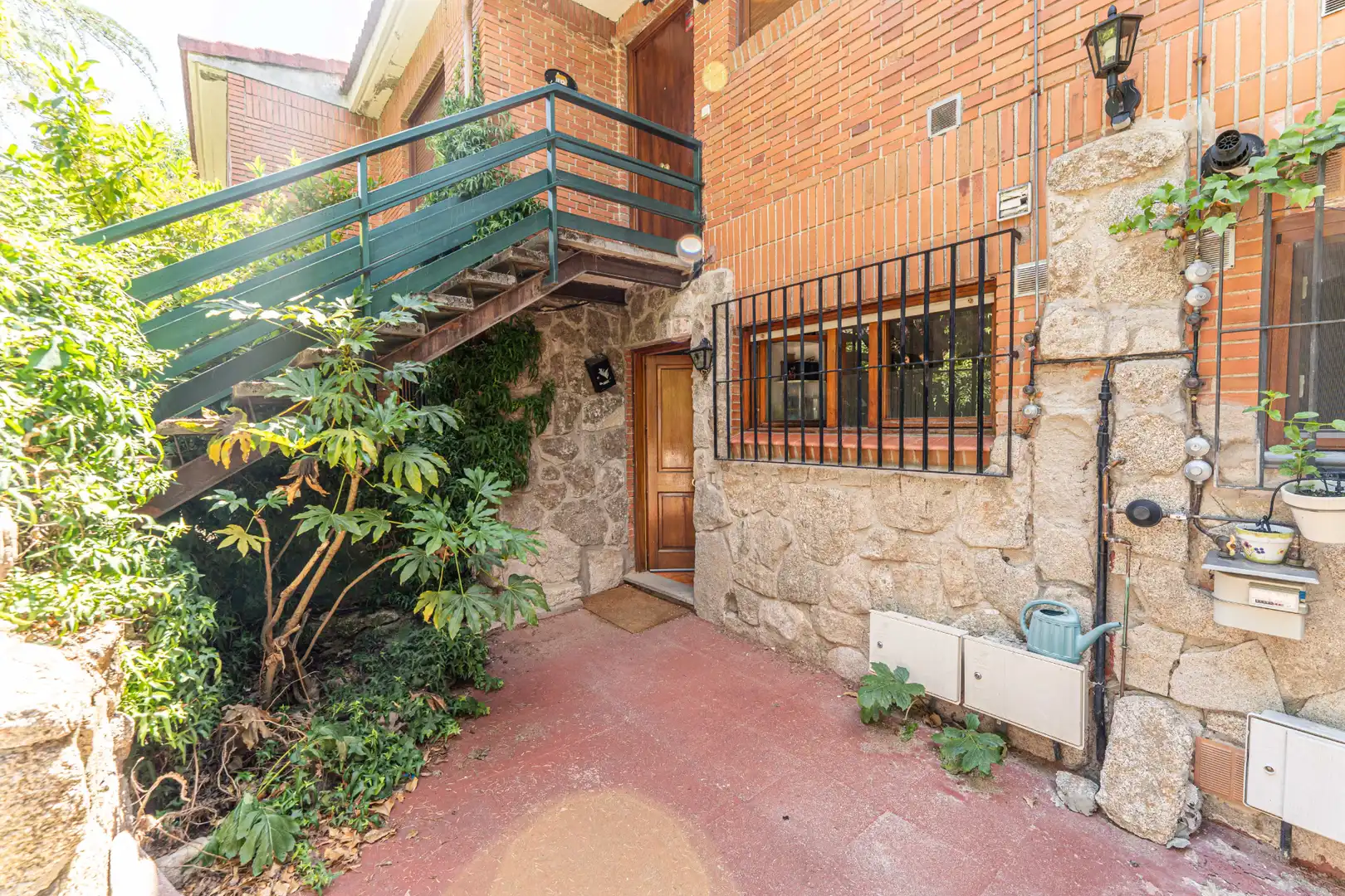Vista exterior de Pis en venda en Hoyo de Manzanares amb Calefacció, Jardí privat i Parquet