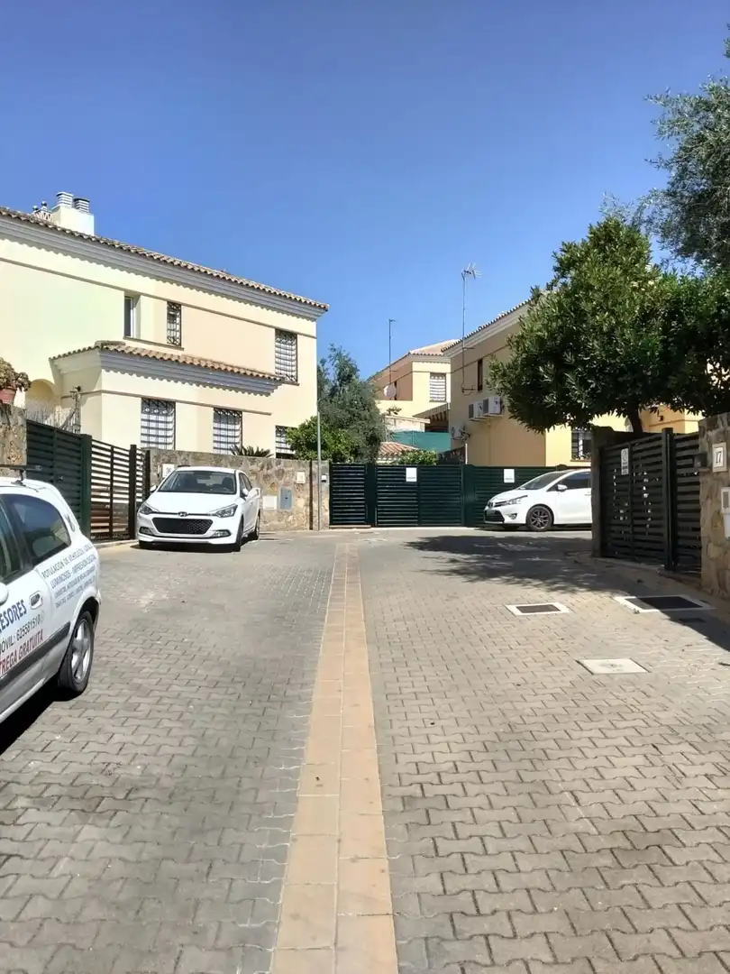 Parking de Casa o chalet en venta en Tomares con Aire acondicionado, Calefacción y Terraza