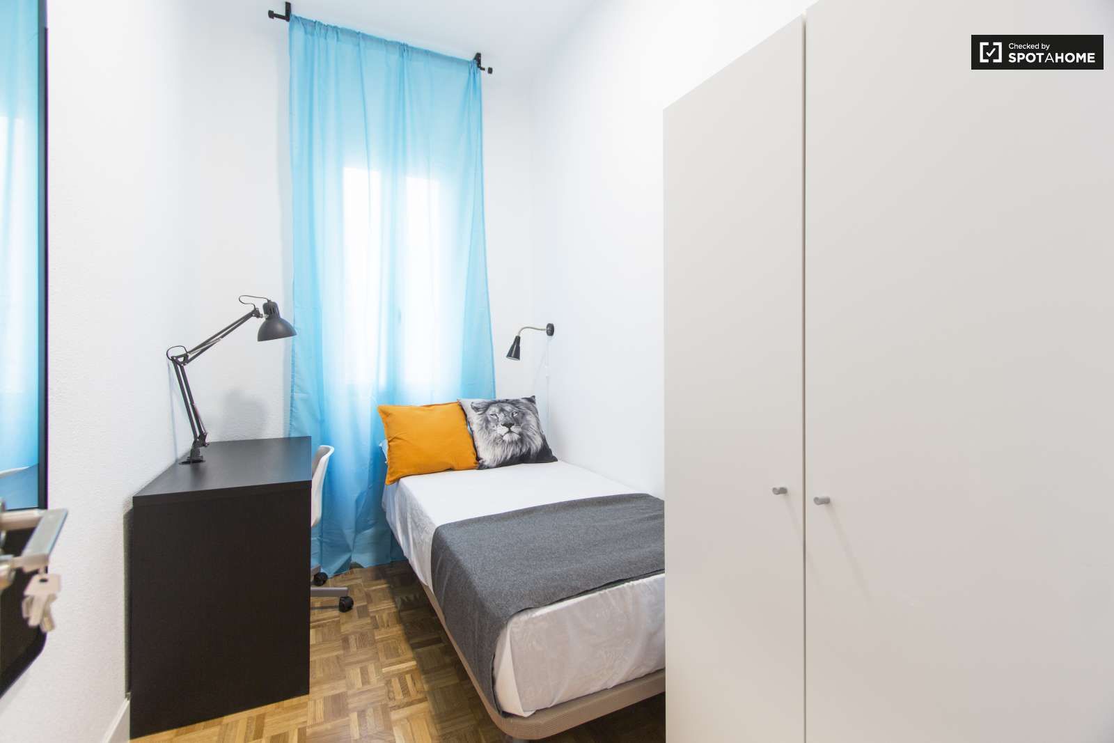 Bedroom of Flat to share in  Madrid Capital  with Air Conditioner and Terrace