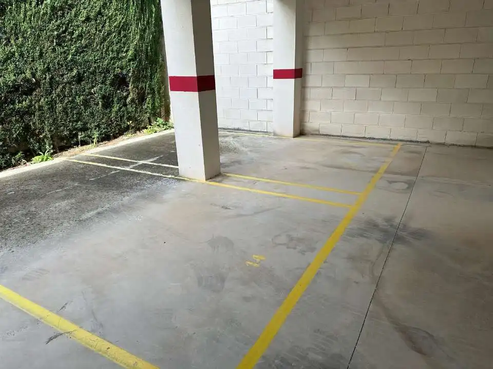 Parkplatz von Garage zum Verkauf in Piles
