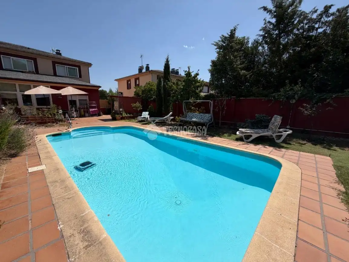 Piscina de Casa adosada en venta en Collado Mediano con Calefacción y Jardín privado