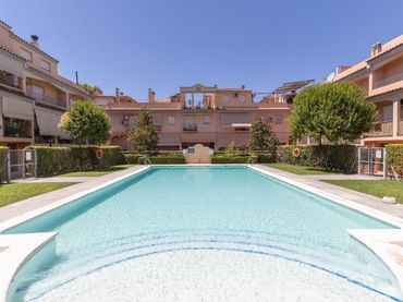 Adossat amb piscina en venda a Calle Iznájar 48