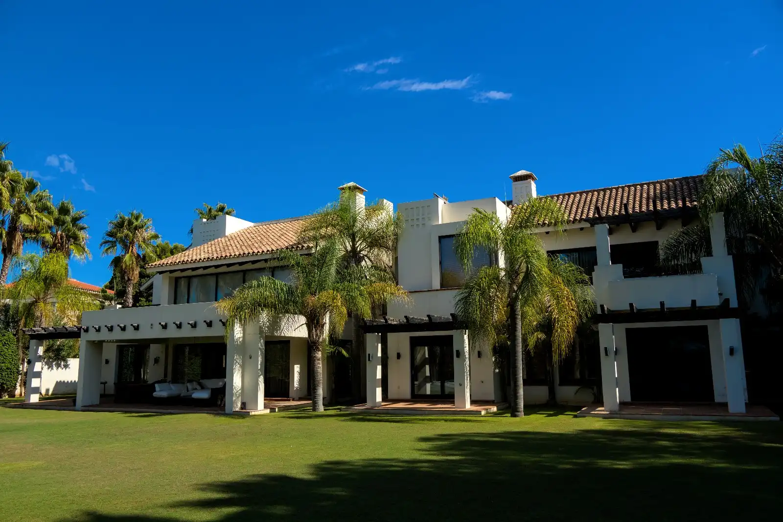 Vista exterior de Casa o xalet en venda en Marbella amb Aire condicionat, Jardí privat i Parquet