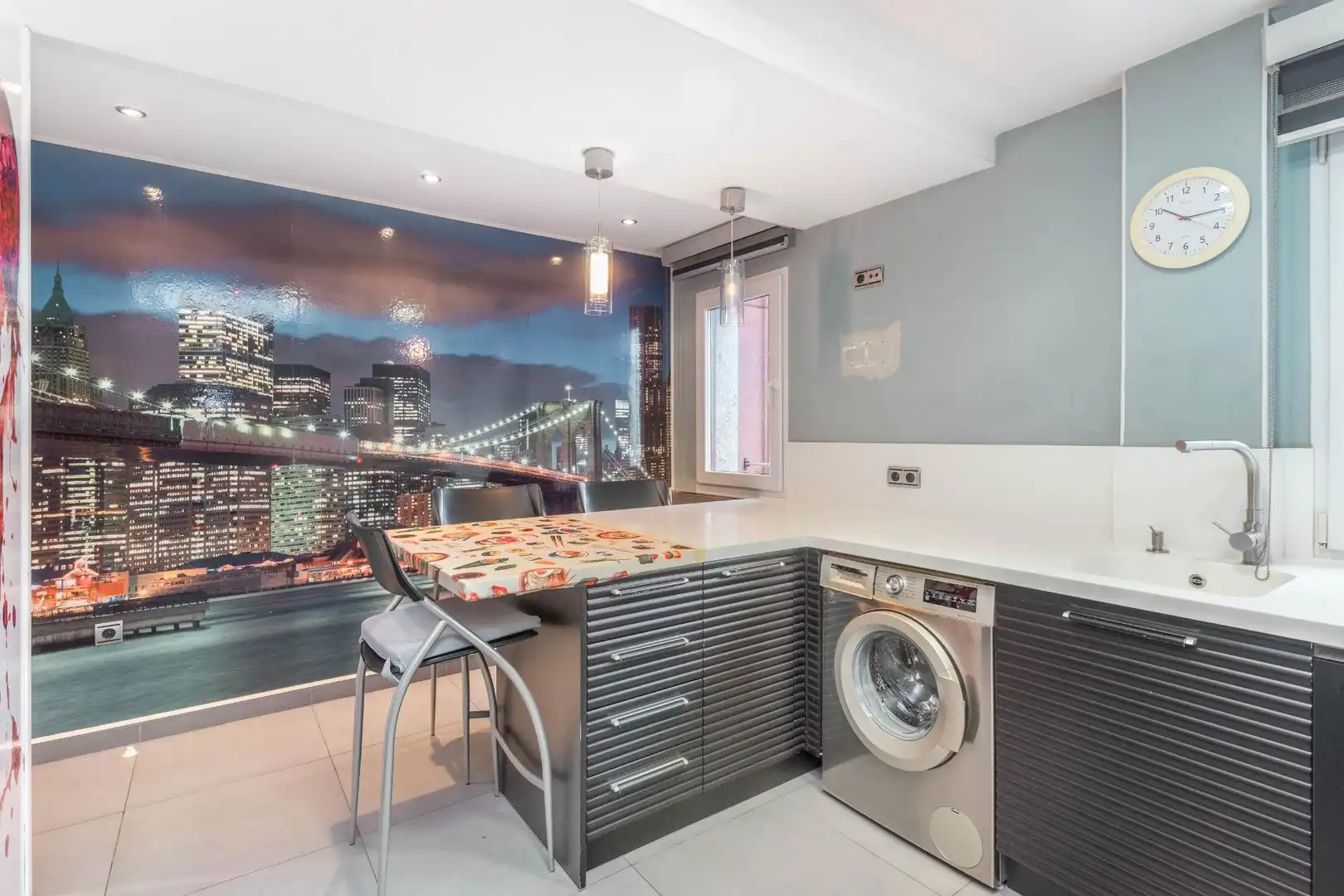 Cuina de Pis en venda en Oviedo  amb Parquet, Moblat i Jacuzzi