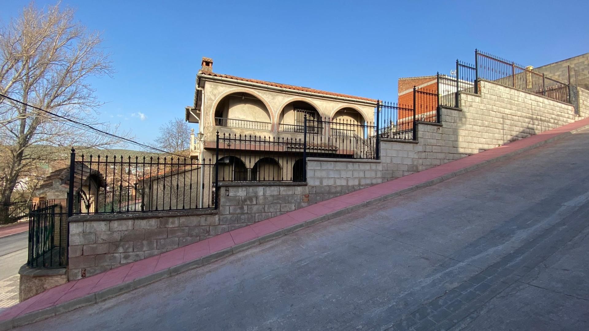 Vista exterior de Casa o xalet en venda en Benalúa de las Villas amb Jardí privat, Terrassa i Piscina