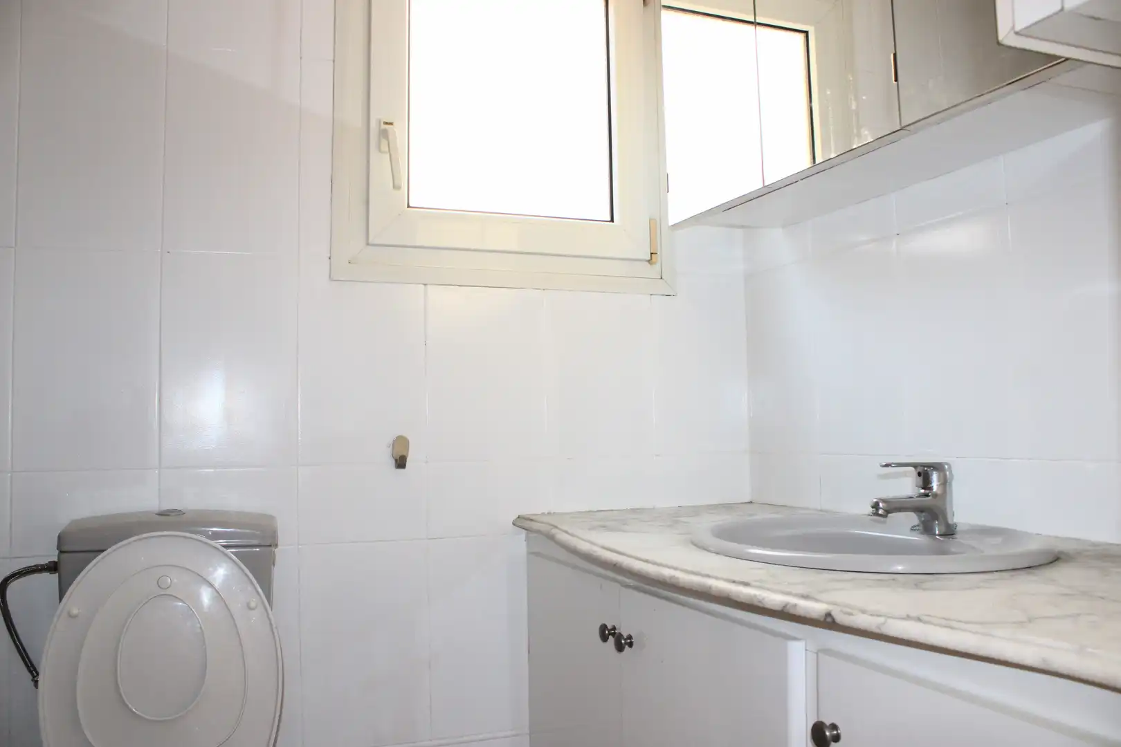 Badezimmer von Dachboden zur Miete in Girona mit Heizung, Terrasse und Balkon