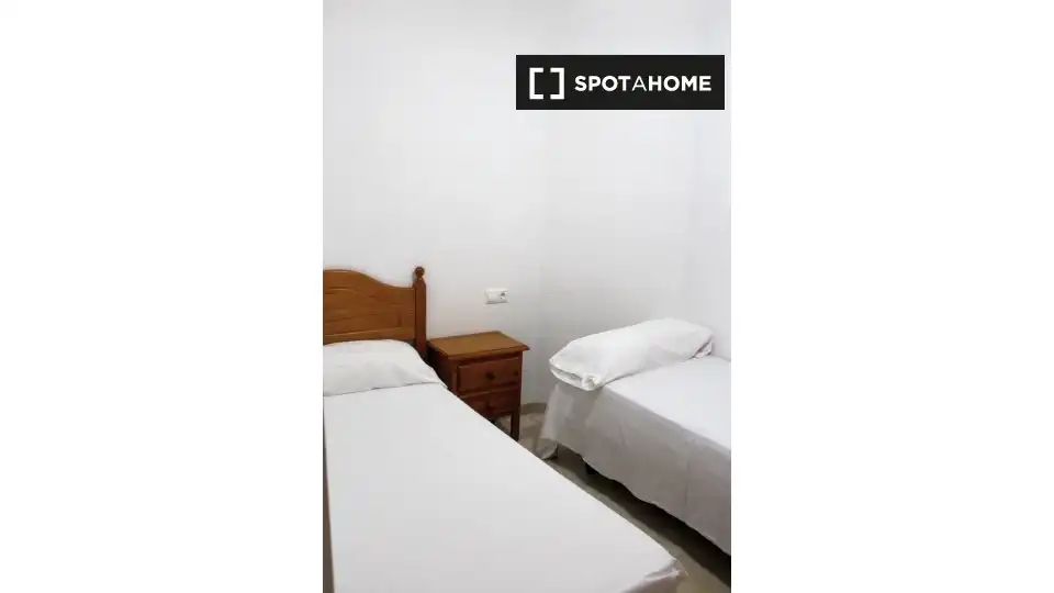 Room in Ensanche - Diputación