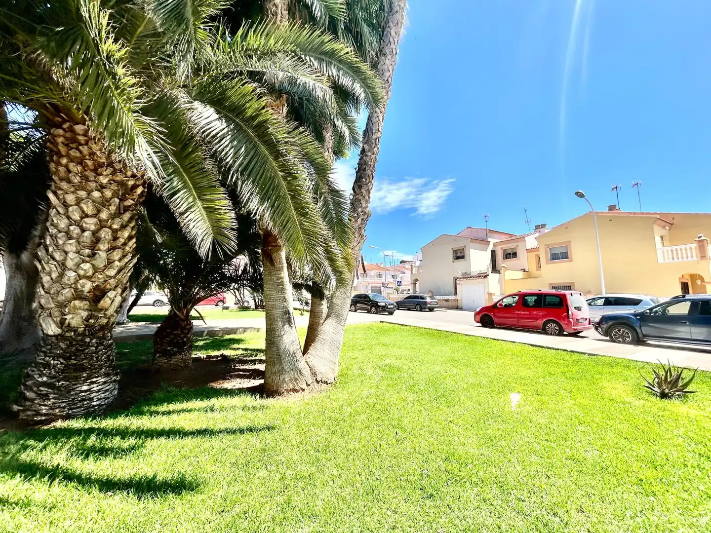 Vista exterior de Casa adosada en venta en Roquetas de Mar con Jardín privado, Terraza y Horno