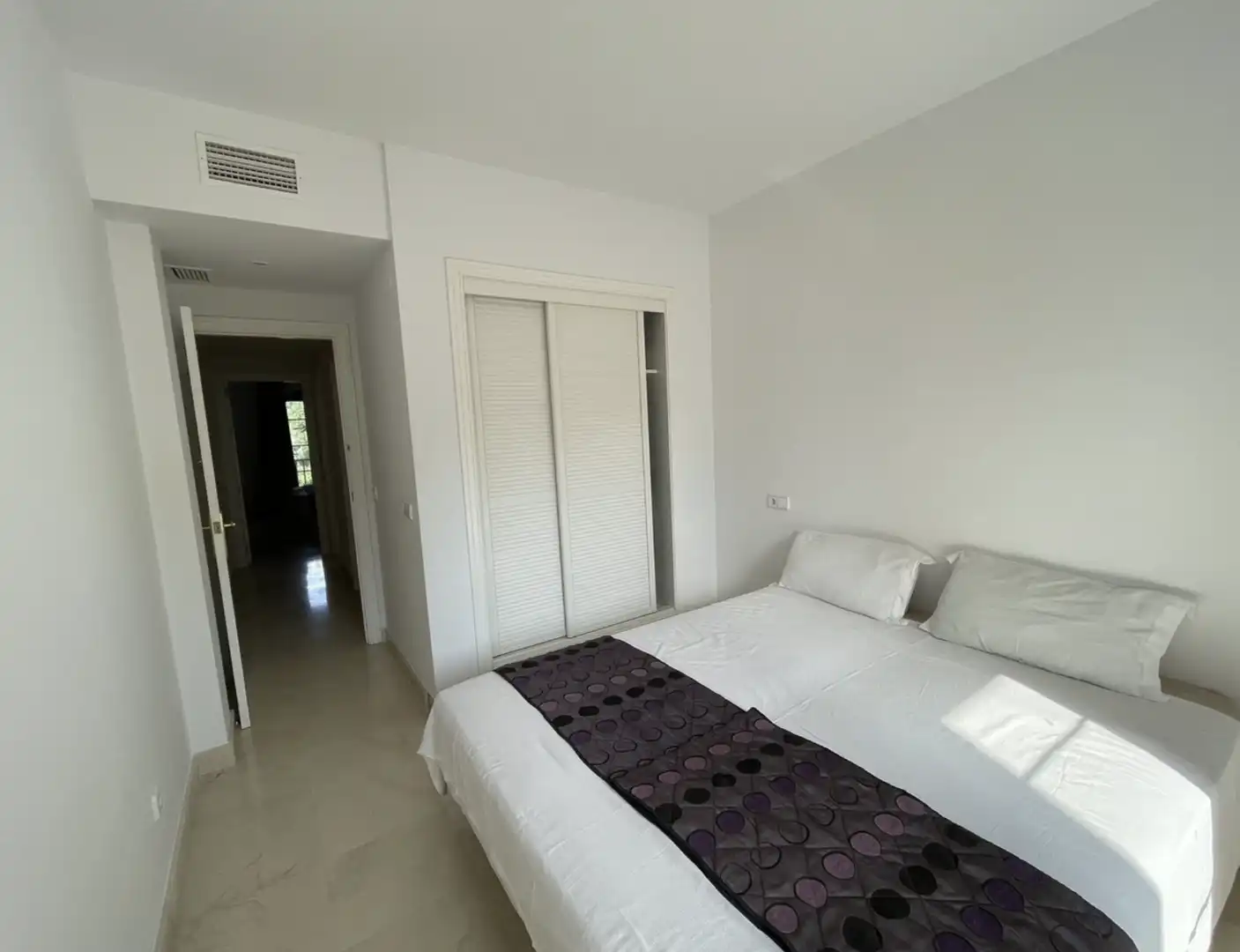 Habitación de Apartamento en venta en Benahavís con Aire acondicionado, Calefacción y Terraza