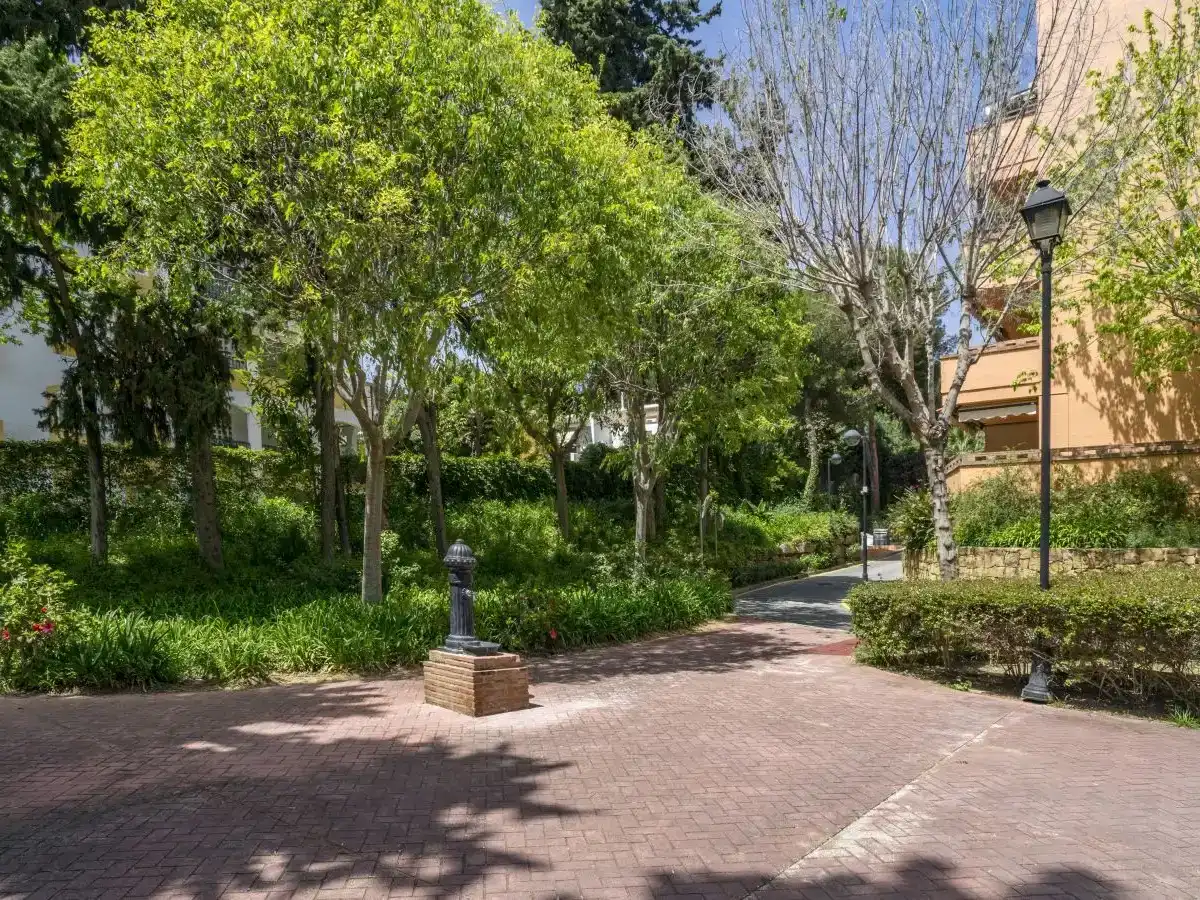 Vista exterior de Apartament en venda en Marbella amb Aire condicionat i Piscina