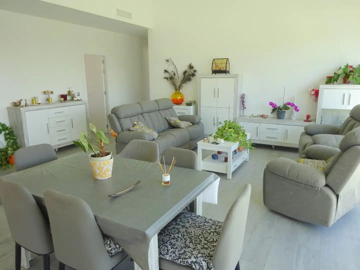 Sala d'estar de Casa o xalet en venda en Alhaurín de la Torre amb Aire condicionat, Calefacció i Jardí privat