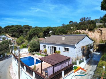 Casa amb piscina en venda a Aiguaviva Parc