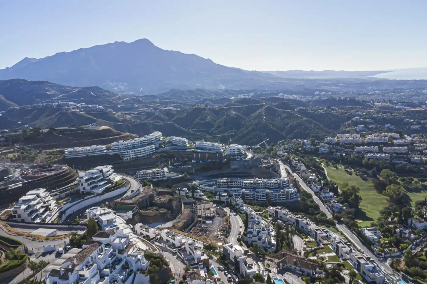 Vista exterior de Casa o xalet en venda en Benahavís amb Aire condicionat, Jardí privat i Terrassa