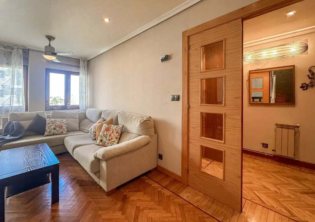 Sala de estar de Dúplex en venta en Santa Cruz de Bezana con Calefacción y Amueblado