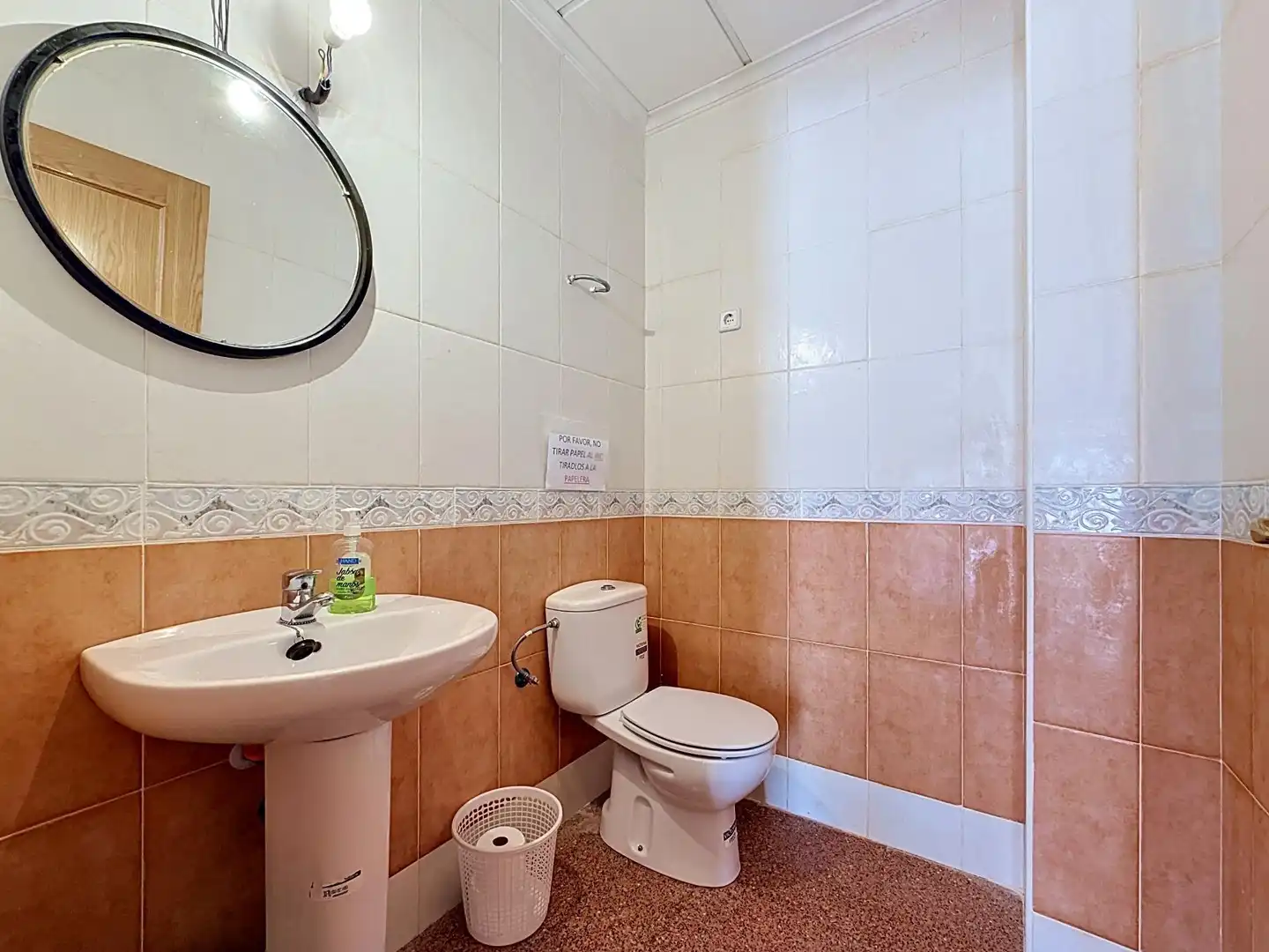 Badezimmer von Geschaftsraum zur Miete in Onil