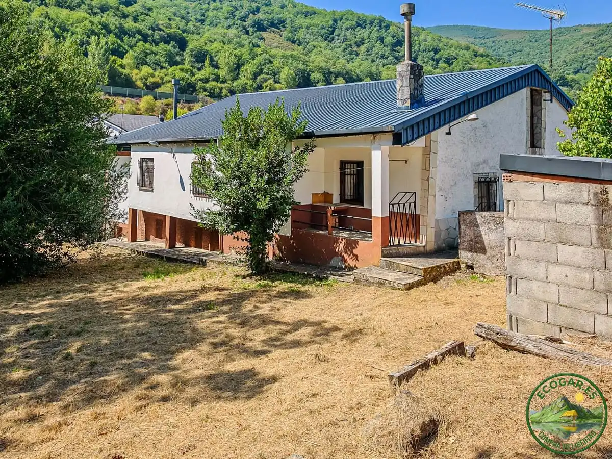 Vista exterior de Casa o xalet en venda en Vega de Valcarce amb Calefacció, Jardí privat i Parquet