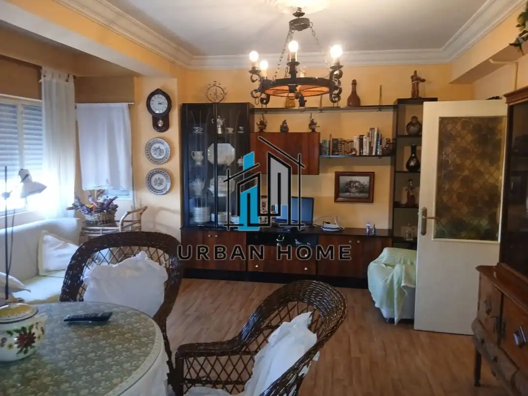 Sala d'estar de Casa o xalet en venda en León Capital  amb Calefacció i Jardí privat
