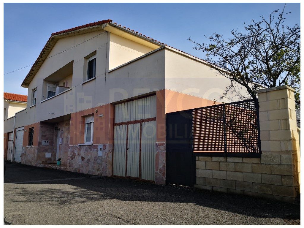 Vista exterior de Casa adosada en venda en Cuzcurrita de Río Tirón amb Jardí privat i Balcó