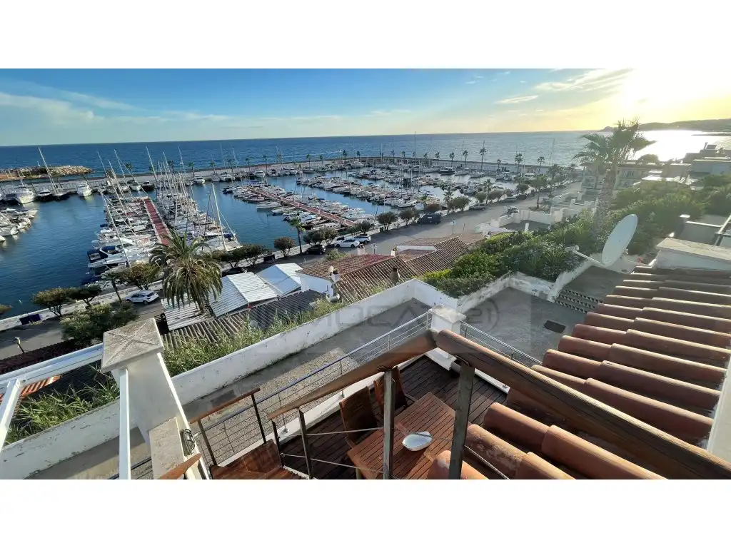Außenansicht von Einfamilien-Reihenhaus zum Verkauf in Sitges mit Heizung, Terrasse und Möbliert