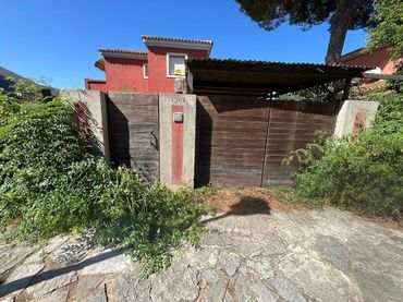 Villa con balcone in vendita a Calle Abeto