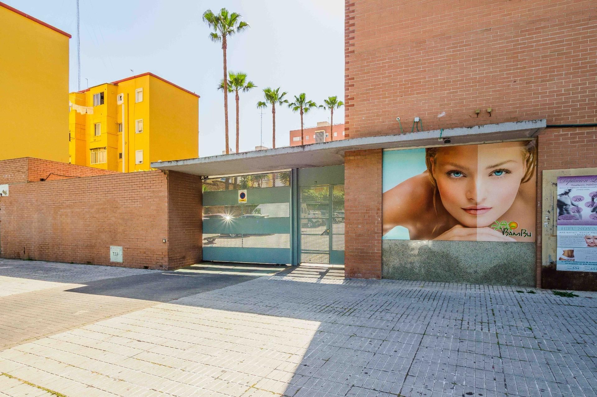 Exterior view of Flat for sale in  Sevilla Capital  with Air Conditioner, Private garden and Terrace