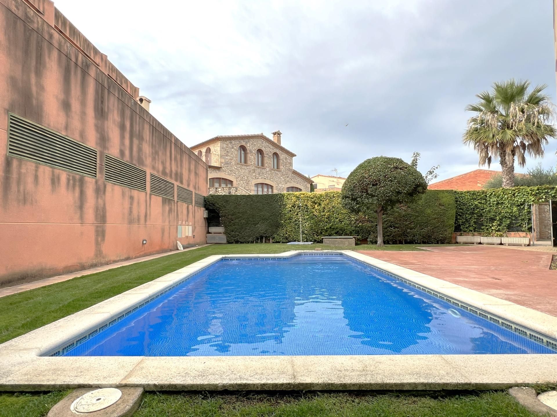 Piscina de Casa adosada en venda en Sant Pere Pescador amb Aire condicionat, Calefacció i Terrassa