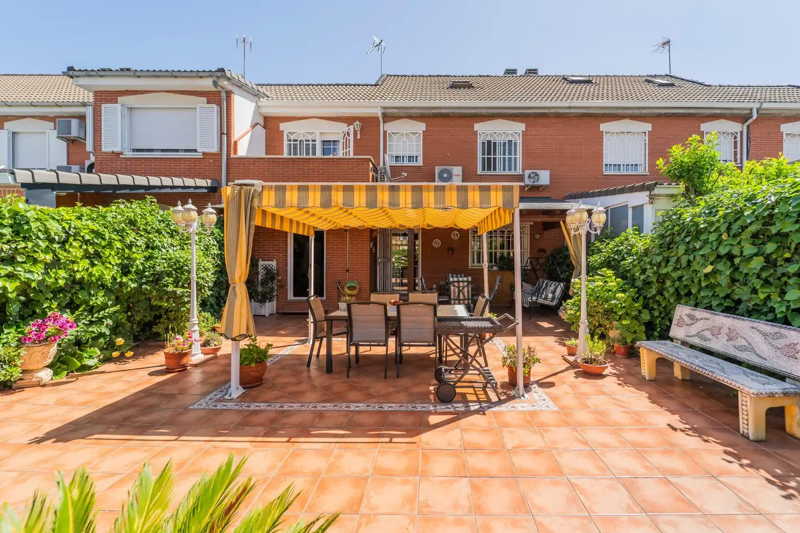 Terrasse von Einfamilien-Reihenhaus zum Verkauf in Parla mit Klimaanlage, Heizung und Privatgarten