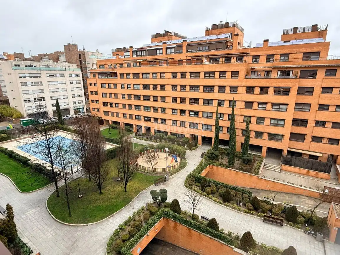Vista exterior de Piso en venta en Madrid con Calefacción