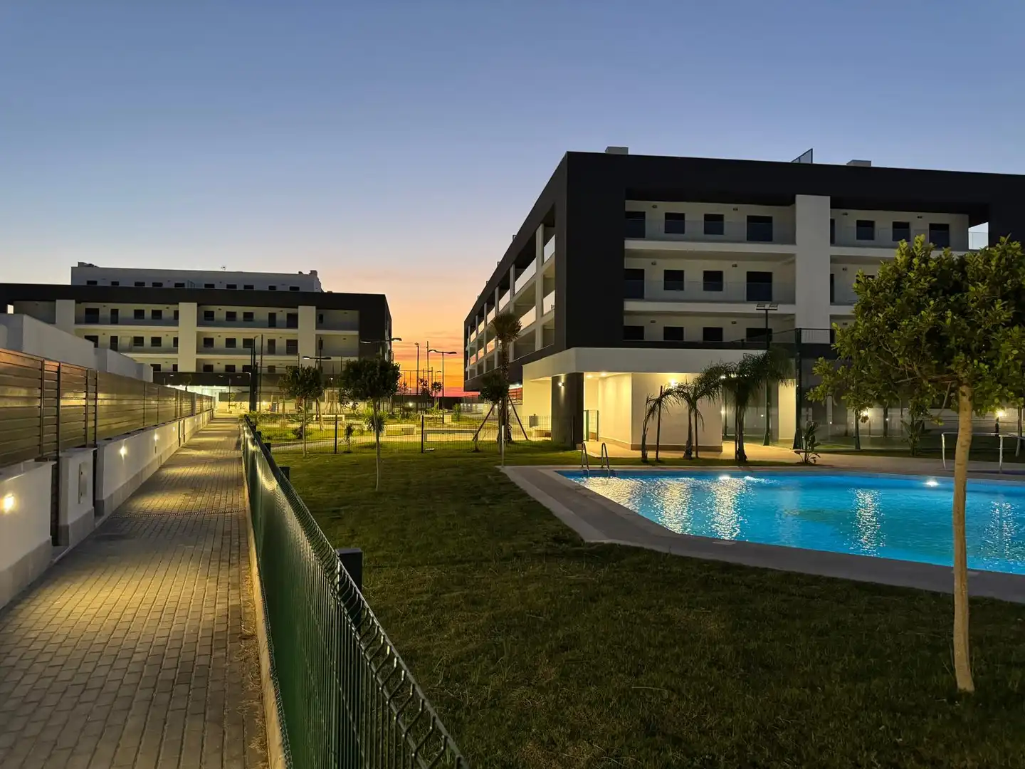 Außenansicht von Wohnung zur Miete in La Rinconada mit Klimaanlage, Heizung und Terrasse