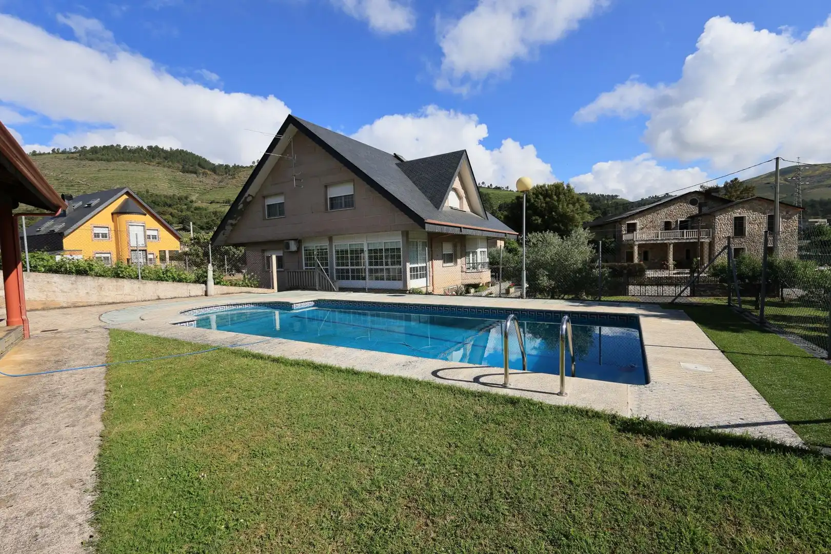 Schwimmbecken von Haus oder Chalet zum Verkauf in O Barco de Valdeorras   mit Heizung, Terrasse und Schwimmbad