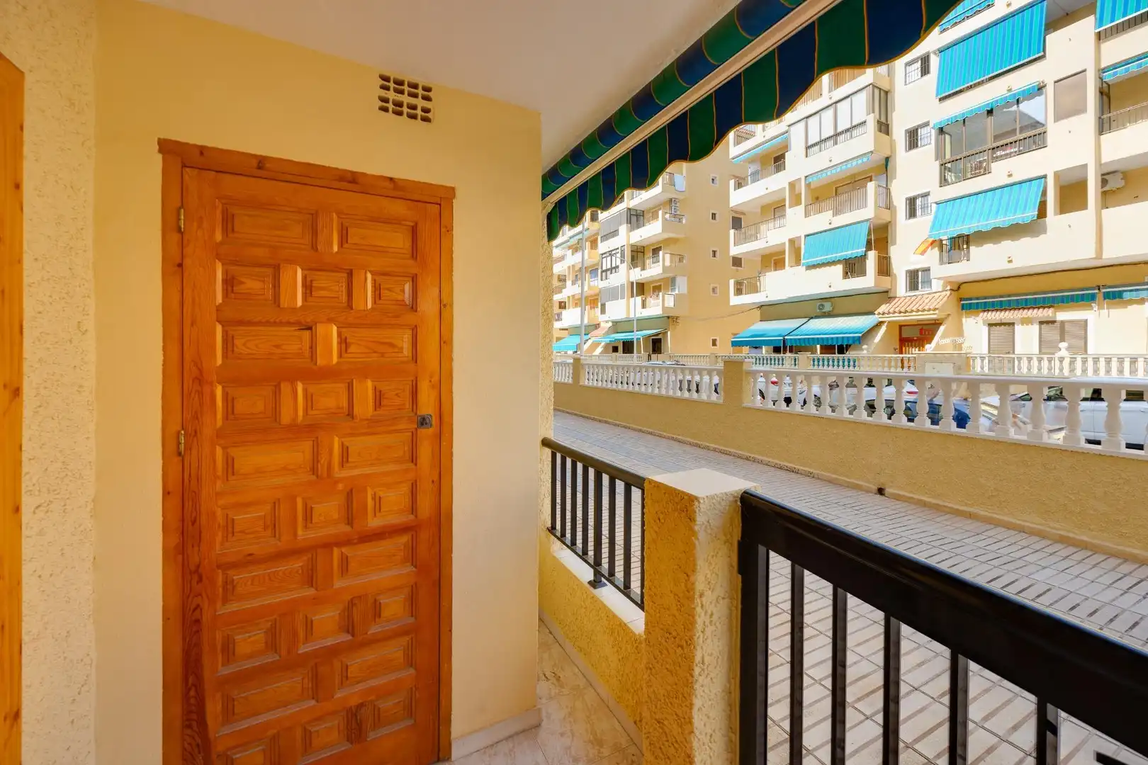 Terrasse von Erdgeschoss zum Verkauf in Torrevieja mit Terrasse, Möbliert und Gemeinschaftspool