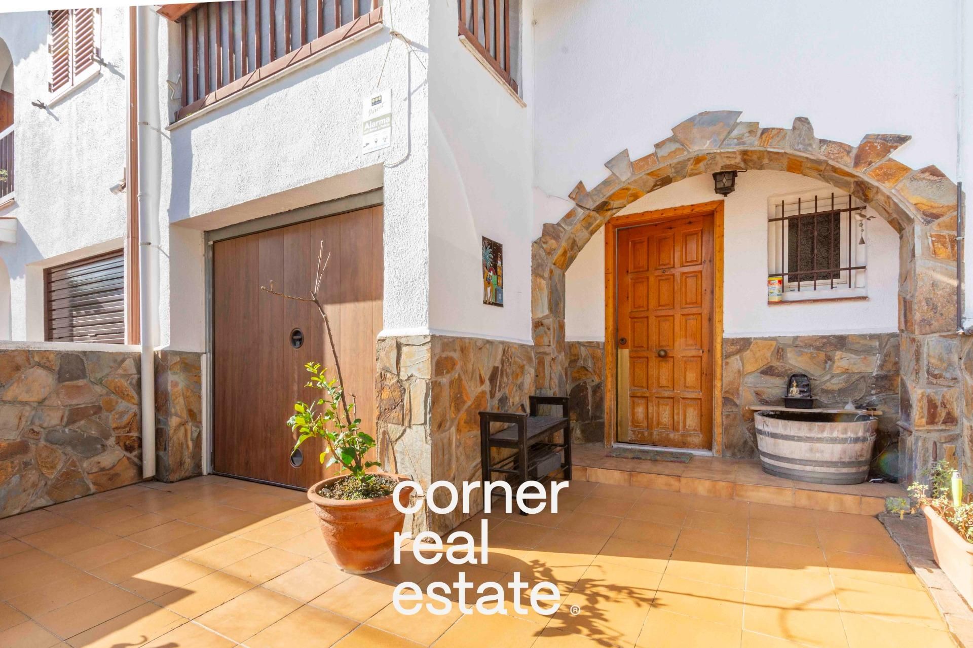 Exterior view of Single-family semi-detached for sale in Cerdanyola del Vallès  with Heating, Private garden and Terrace