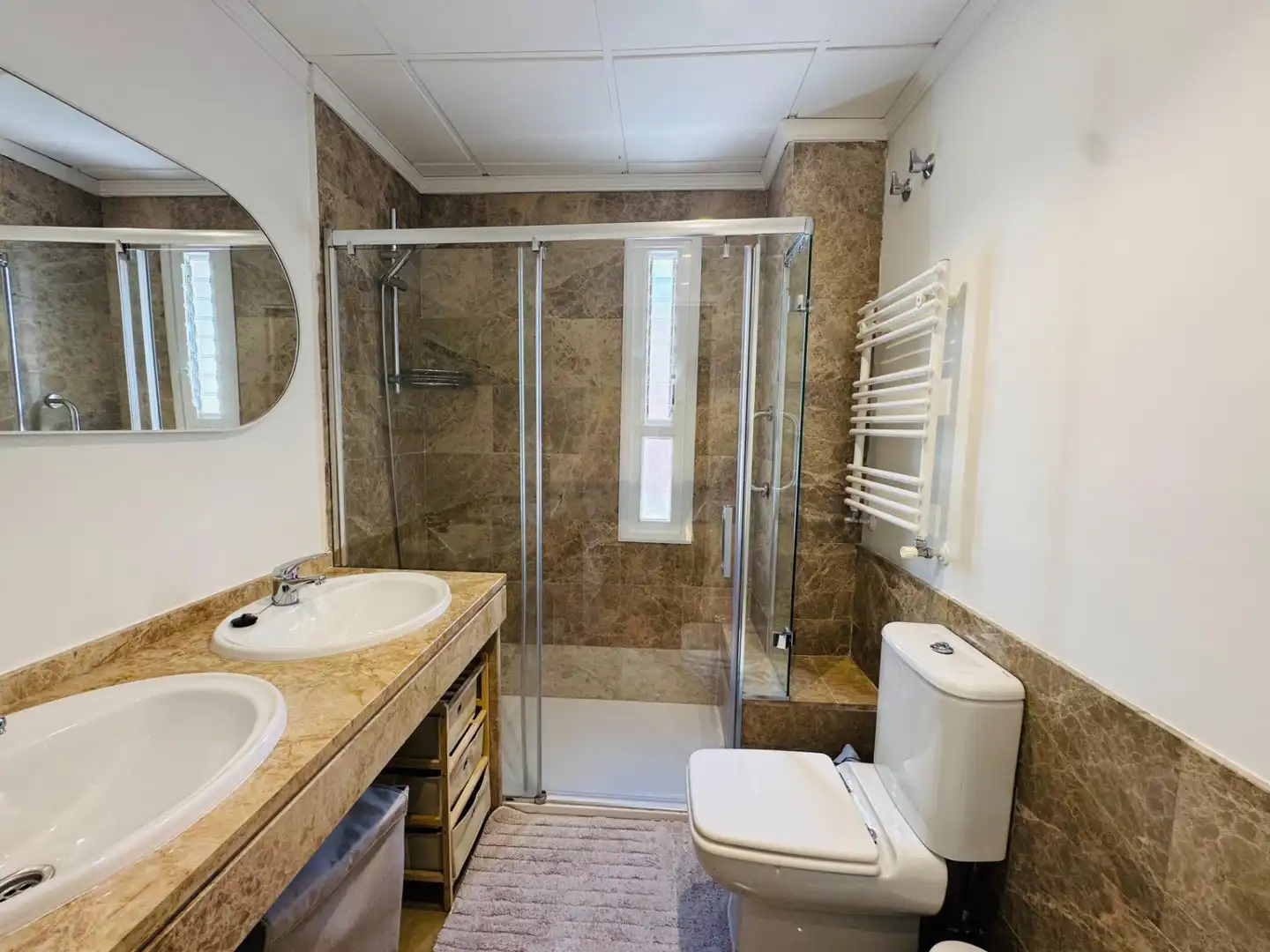 Bany de Casa o xalet de lloguer en Villa de Otura amb Aire condicionat, Calefacció i Jardí privat